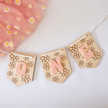 Load image into Gallery viewer, Daisy Pattern - High Chair Garland
